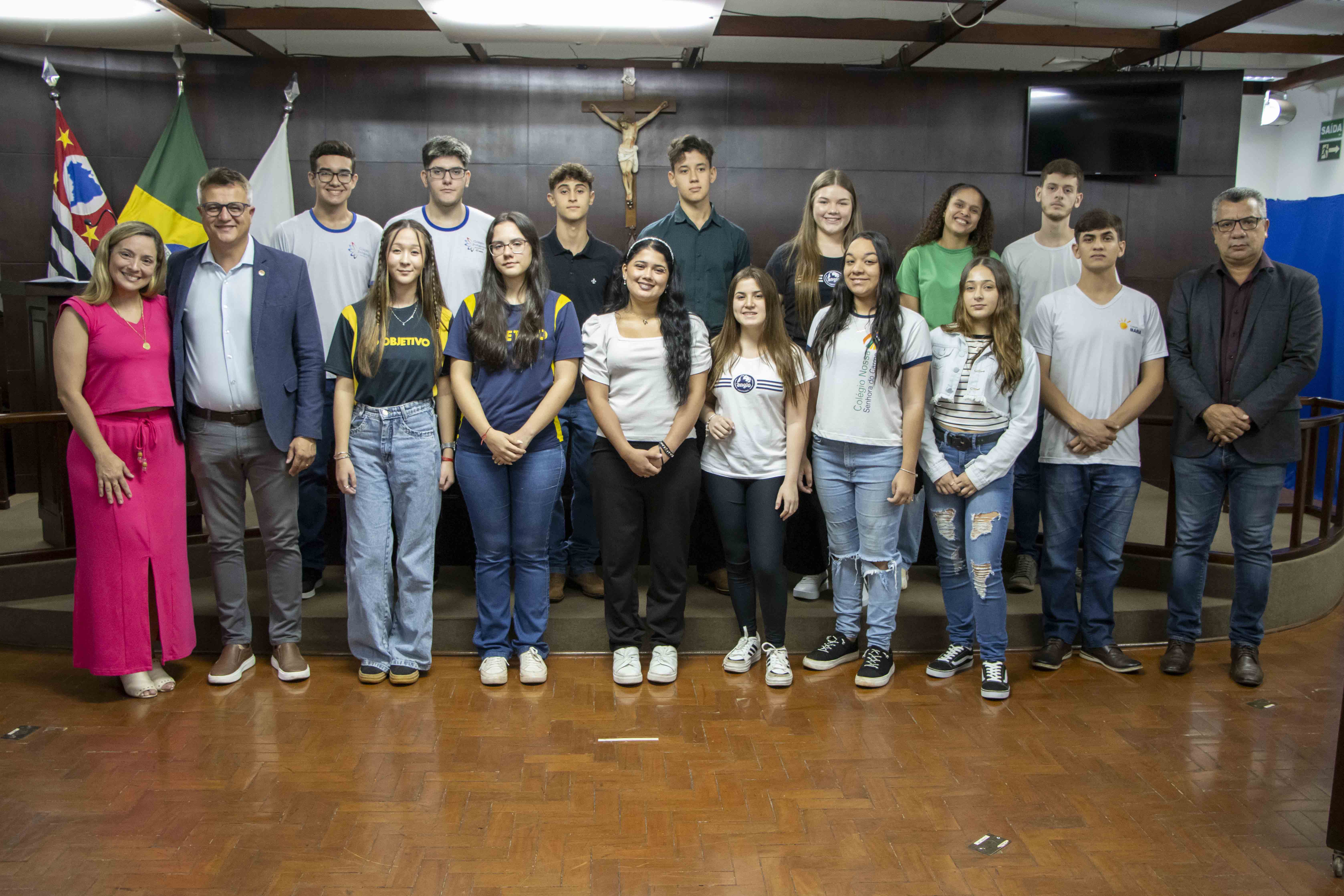 Jovens parlamentares da nona edição do PJ juntamente com o vereador Prof. Jonas, o prefeito municipal, Prof. Emerson Camargo, e a diretora da Escola do Legislativo, Silvia Mazaro.