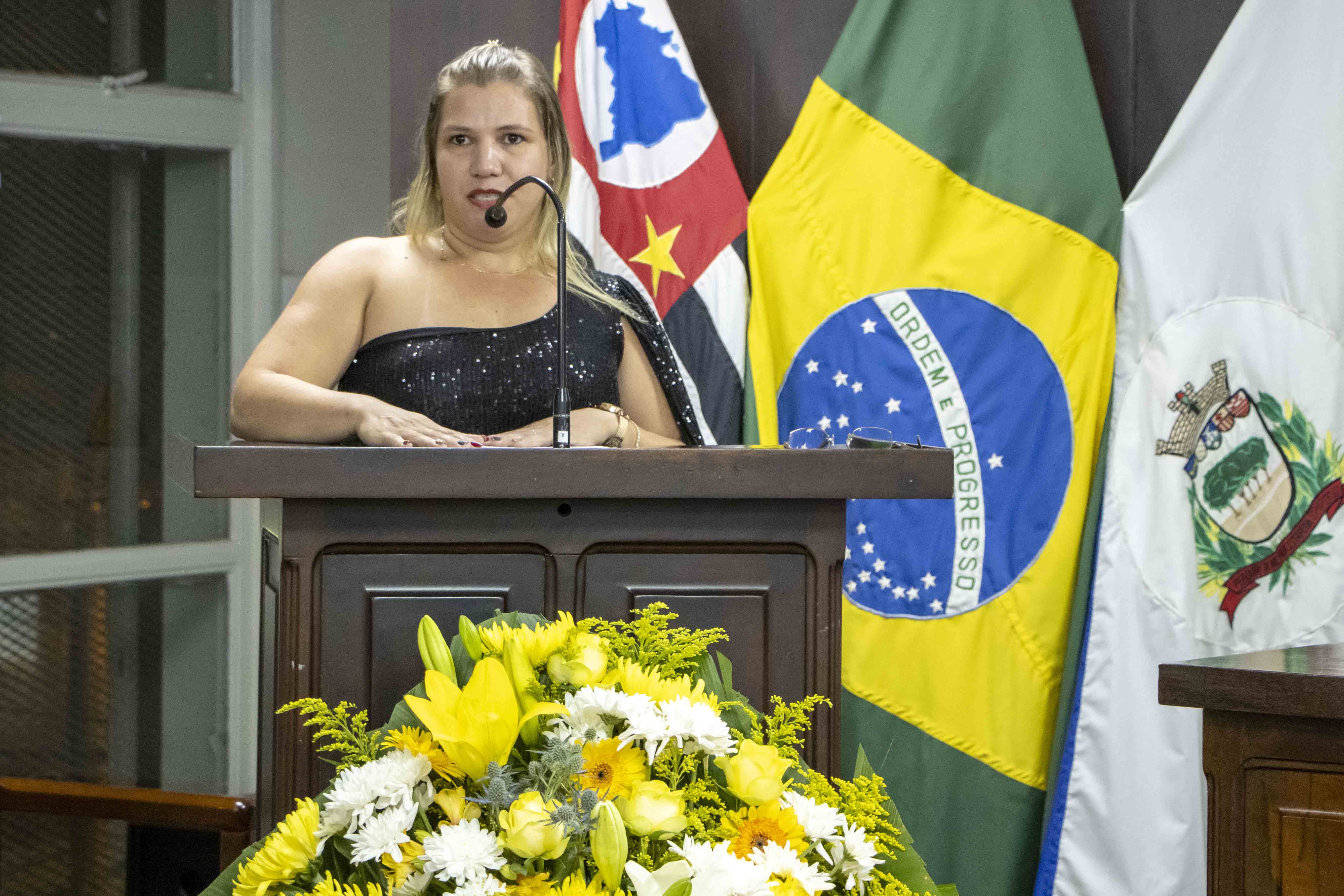 Erica Cristina Dias fala em nome dos homenageados com a Placa Comemorativa “Dia Mundial dos Animais – Estrelas da Proteção Animal”.