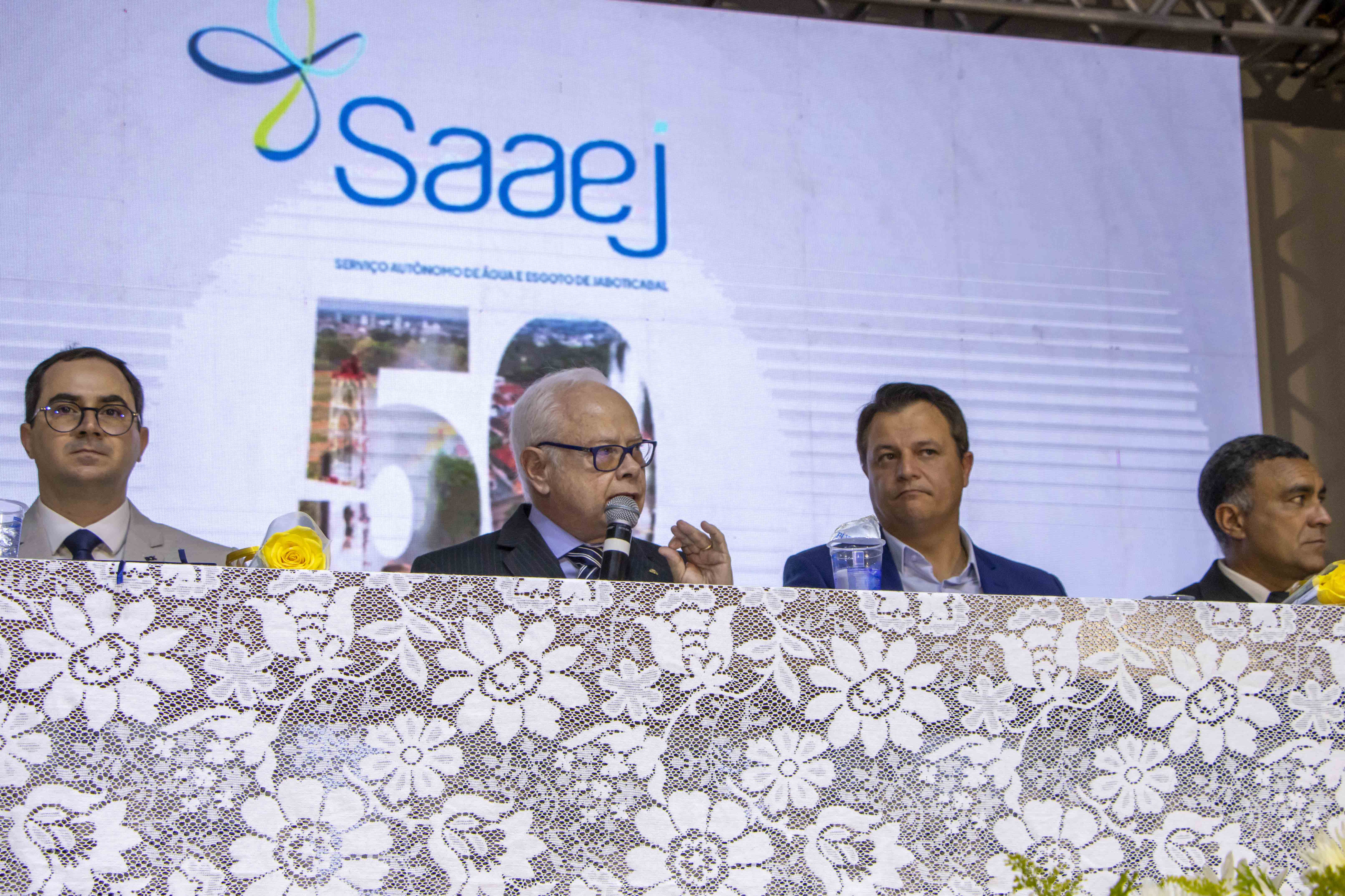 Presidente da Câmara, Dr. Edu Fenerich, conduz a sessão solene de homenagem pelos 50 anos do SAAEJ