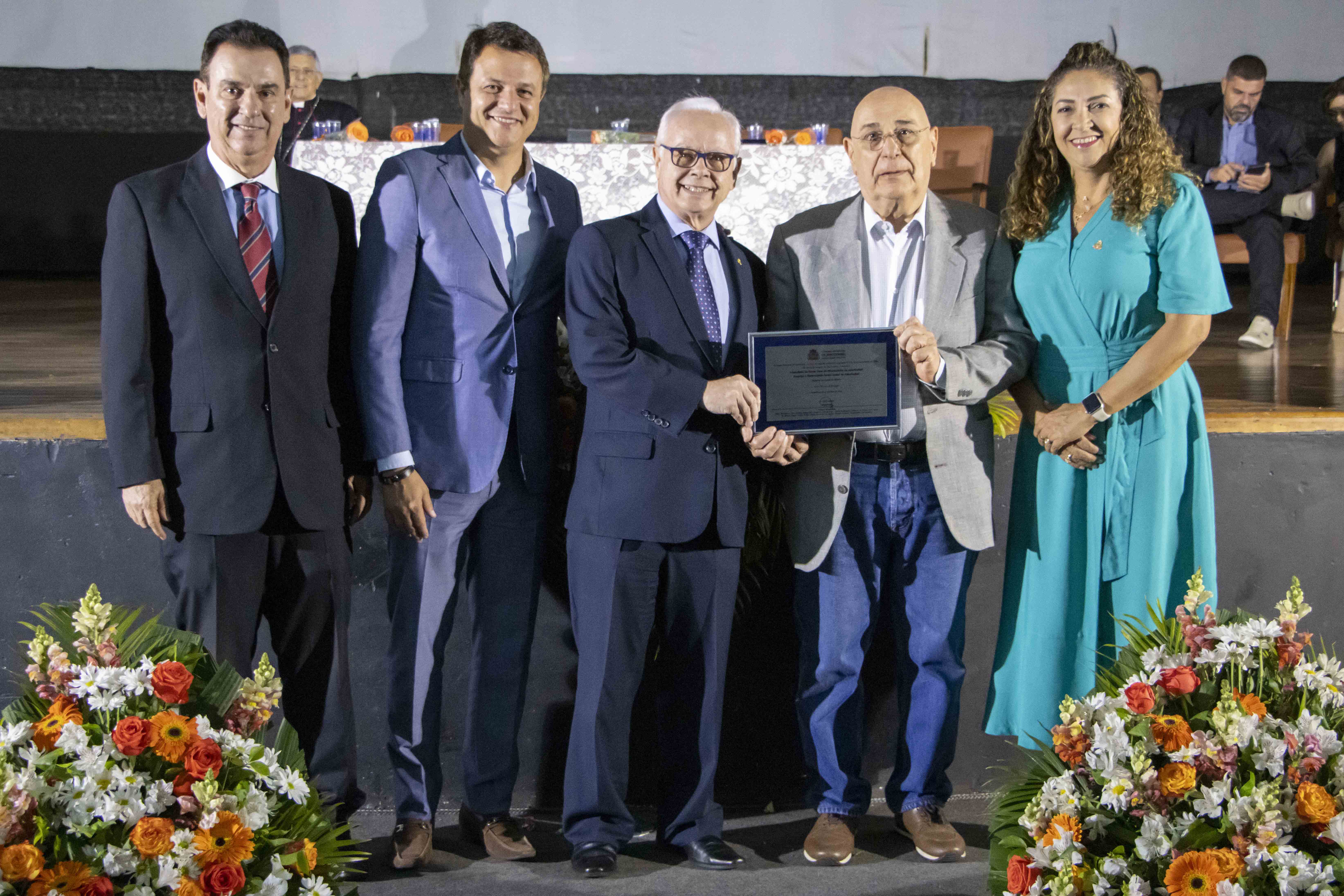 Provedor da Santa Casa, Dr. Malago, recebe o Diploma de Honra ao Mérito conferido à Irmandade da Santa Casa de Misericórdia de Jaboticabal das mãos do vereador autor da iniciativa, e presidente da Câmara, Dr. Edu Fenerich; do prefeito municipal, Prof. Emerson Camargo; e dos vereadores Dr. Mauro Cenço e Dra. Andréa Delegada.