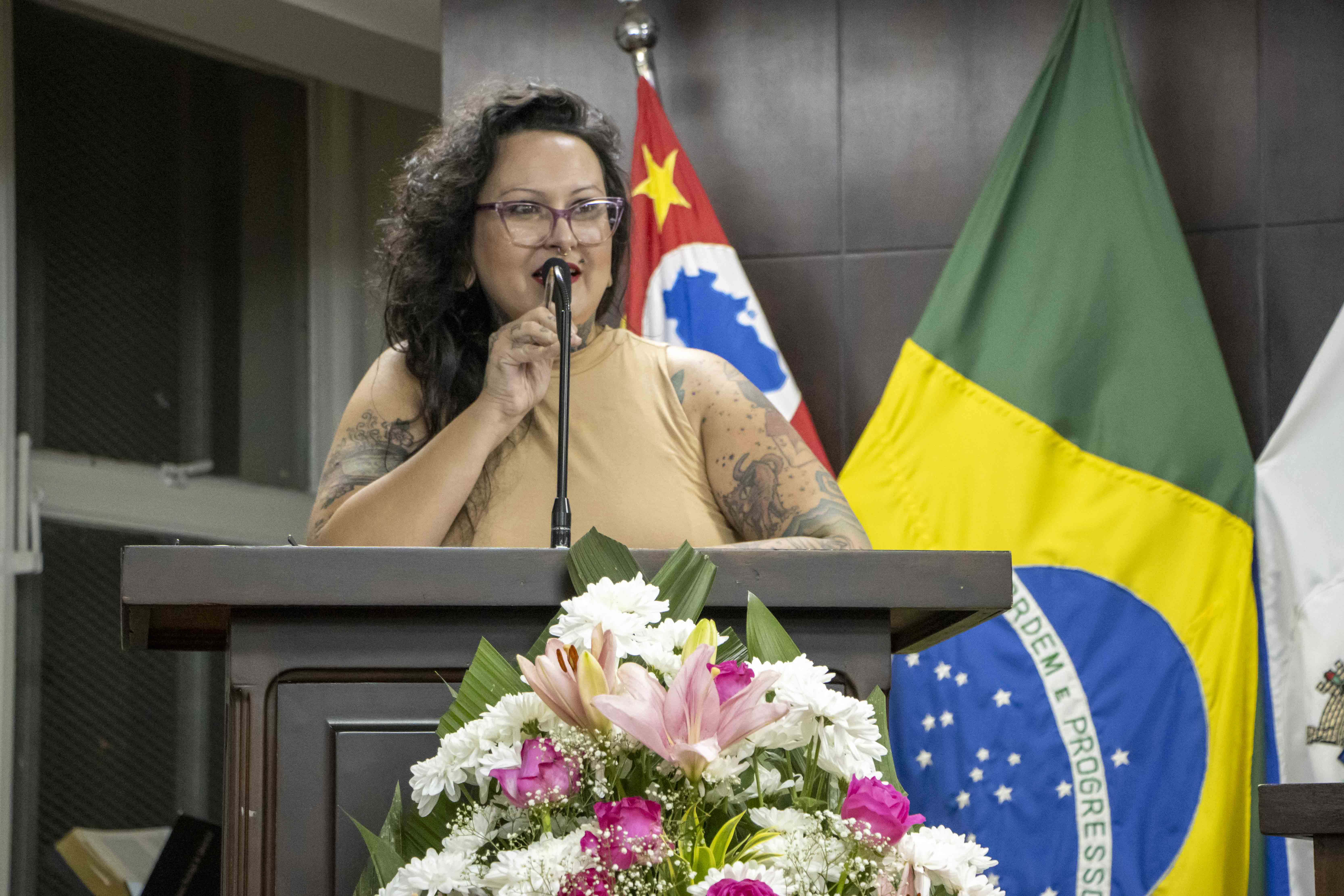 Vereadora Profa. Paula discursa na sessão solene de homenagem pelos 55 anos da Simielli.