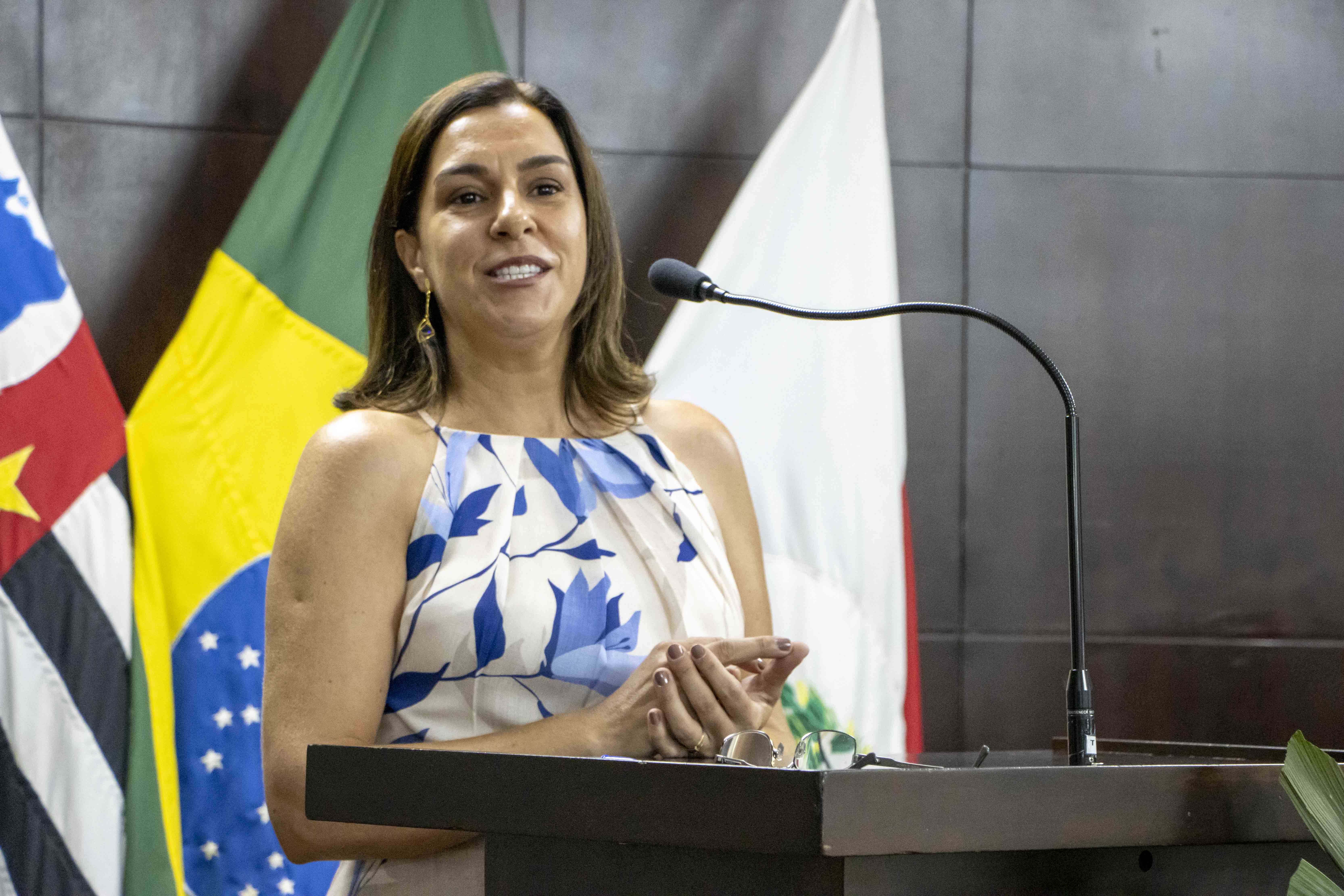 "... Nesse momento nossos corações estão unidos para agradecer por esta linda homenagem” - diz a professora Luciana de Souza, que falou em nome dos homenageados com placas comemorativas.