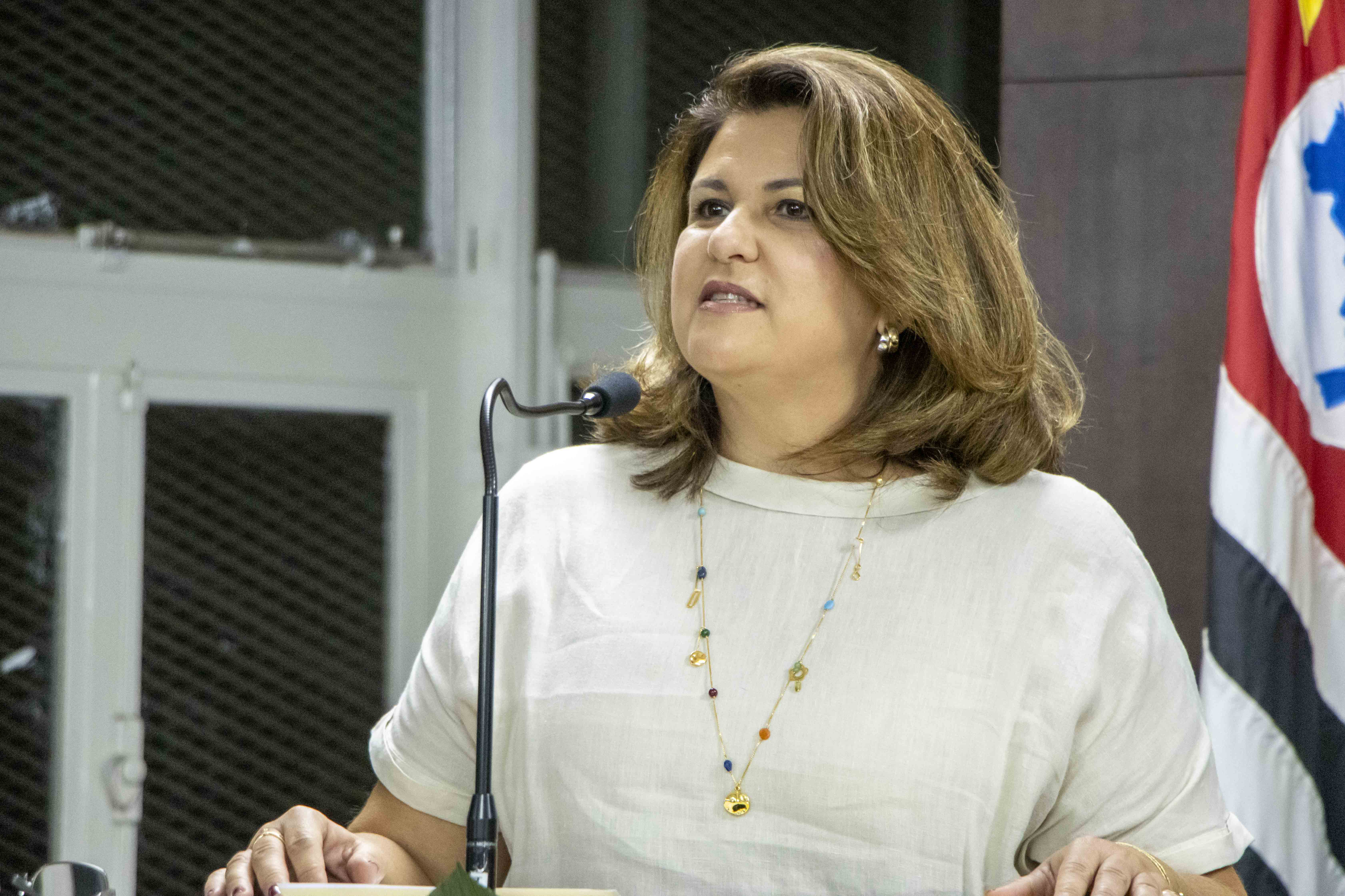 Diretora da escola Simielli, Denise Borsari, fala em nome da instituição de ensino.